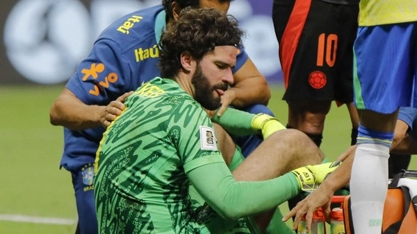 Alisson Becker Yakinkan Penggemar Setelah Khawatir Cedera Kepala